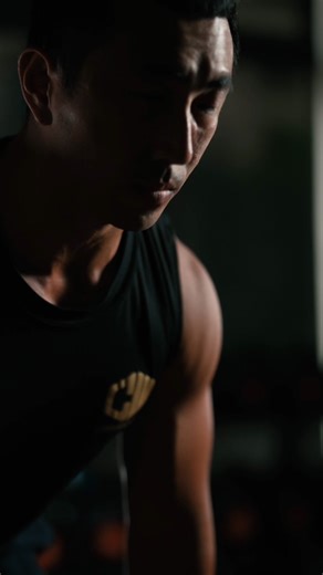 拳威2026年度形象影片 - 健身篇🏋️🏋️🏋️ 有人曾經問說 : 一間拳館，為什麼要有健身、重訓部門 ?? 因為... 拳擊不只是出拳!!!🥊 更是腿部推地、核心穩定、肩背傳力的全身動力鏈完整爆發💥 當拳擊結合健身訓練， 深蹲讓你站架站得更穩， 硬舉讓你閃躲得更有力， 推舉讓你出拳更扎實， 核心訓練讓每一拳不再浪費力量💪 因為不論是攻擊、防守、閃躲、轉身， 甚至是生活中的提物、跑跳、久站， 都來自這些被你一點一滴累積的肌肉🔥 重訓不是為了炫耀體型， 而是為了讓拳擊更有力量， 讓身體更有控制， 讓你在任何動作中都更有自信✨ 2026年， 讓拳擊與健身一起， 陪你把實力練出來，把熱血打出來，把自己撐起來🥊💪 --------------------------------- 👉拳威官網：https://cwboxingfit.com.tw/ 👉信箱：cw6668883@gmail.com 【拳威拳擊健身俱樂部 關埔館】 🥊官方Line：@tgd5019z 🥊電話：03-6668883 🥊地址：新竹市埔頂二路116號二樓 【拳威拳擊健身俱樂部 竹北館】 🥊官方