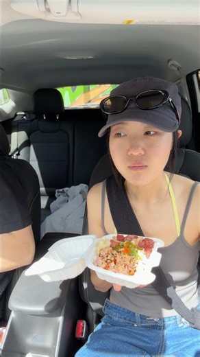 eating the best poké of my life in oahu 🌺