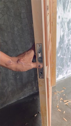 How to install a door lock