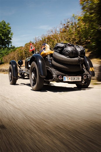 Mercedes-Benz SSK C’è un motore da oltre 7 litri di cilindrata sotto il lunghissimo cofano della Mercedes SSK, sigla che significa Super Sport Kurz — “corta” in tedesco. Si trattava infatti della versione accorciata e alleggerita della già imponente Serie S, sviluppata per renderla più agile e competitiva in gare impegnative come la 1000 Miglia. Ma dietro a questo rombo assordante c’è anche una firma d’eccezione: quella di Ferdinand Porsche. La SSK fu infatti l’ultimo grande progetto realizzato 