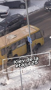 Kiev de la etajul 25: azi am ieșit puțin pe balcon înainte să plec pentru a face niște filmări. Am dat un interviu la Radio France International, am filmat pentru știrile TVR și am lucrat la un material pentru Veridica. Mâine seară sunt în direct la emisiunea „Frontul” și până atunci trebuie să termin materialul beta. În fine, detalii 😉 probabil cea mai grea parte e să lucrez când n-am curent decât vreo 3 ore pe zi și Wi-Fi-ul nu funcționează. Datele mobile oricum sunt foarte slow pe timpul pen