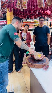 O pastrami é um tipo de carne bovina, que é curada em salmoura e especiarias, depois defumada e cozida no vapor, resultando numa carne macia, suculenta e saborosa, geralmente com uma crosta de pimenta-do-reino e um sabor que combina o salgado, o defumado e um leve picante. #saopaulo #mercadao #queijo #churrasco | Julioteixeira19