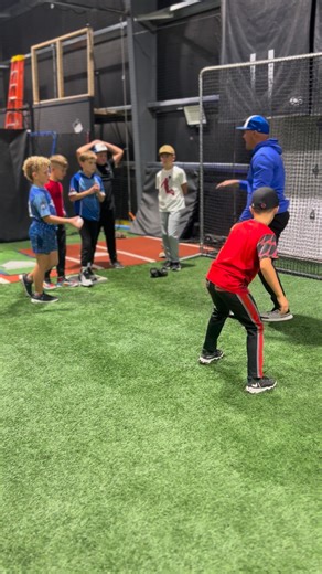 ⚾️ Is your athlete terrified to get more than a few inches away from the bag in their primary lead? They tiptoe out 🦶, peek back at the base 🫣, and forget that leading off is about trust...trusting their steps, their distance, and their instincts. This is something we spend time working on in our Winter Workshops. We teach athletes how to move with confidence before the ball is even hit. That way, when faced with a real, live, in-game scenario, they are prepared! They will: ✅ Build confidence 