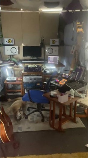 Check The Low End of Your Mix At The Back of the Studio When Mixing Beats #maschine #mixing