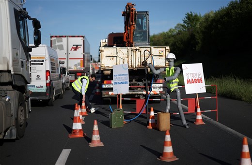 Casi una quinta parte de las gasolineras francesas sufren problemas de suministro; los transportistas protestan en el oeste