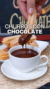 Estos churros con chocolate son muy fáciles de preparar y ¡quedan buenazos! Héctor Ibarra (@hectorpastrychef) nos enseñó el paso a paso de la receta tradicional. 👨‍🍳 Ingredientes: Masa de churros - 370 mililitros de agua - 45 gramos de mantequilla - 250 gramos de harina pastelera - 2 huevos - 1 cucharada de azúcar - ½ cucharadita de sal - 1 litro de aceite - Esencia de vainilla Salsa de chocolate - 200 gramos de chocolate 55% - 250 gramos de crema de leche #churros #churroslovers #churrosrelle