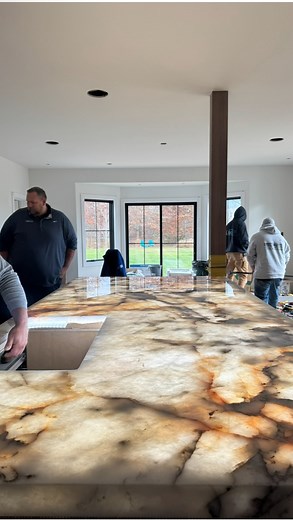 Are you all just as in love with this backlit countertop as we are? This kitchen just leveled up in the best way and it’s going to shine even brighter during the holidays when family and friends gather around. The warmth, the glow, the atmosphere… it completely transforms the space and elevates every moment spent here. If you’re dreaming about a kitchen that feels just as stunning and intentional, our team is here to bring it to life. Book your design consultation today and let’s start creating 