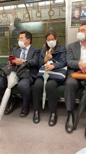 電車内で衝撃の瞬間が捉えられた。突然ある男性が激昂！近くの乗客が自分の足を蹴ったり突いたりしたと思い込み、声を荒げて大声で「○すぞ！」と脅迫した。一瞬で車内の空気が凍りつく…
