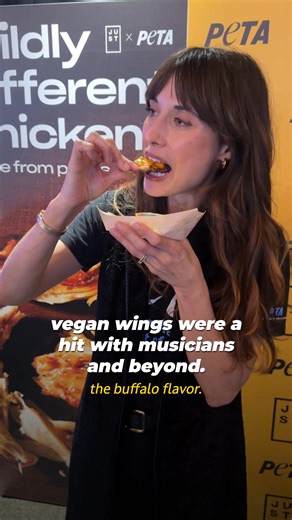 At the #GrammyGiftLounge, robo-chicken Hennifer Coolidge shared a powerful message of compassion for animals 🐔While Crossroads Kitchen cooked up vegan Just Meat Chicken by Eat Just, celebs lined up and heard Hennifer loud and clear: she’s “someone who wants to live.” 🌱✨ | PETA (People for the Ethical Treatment of Animals)