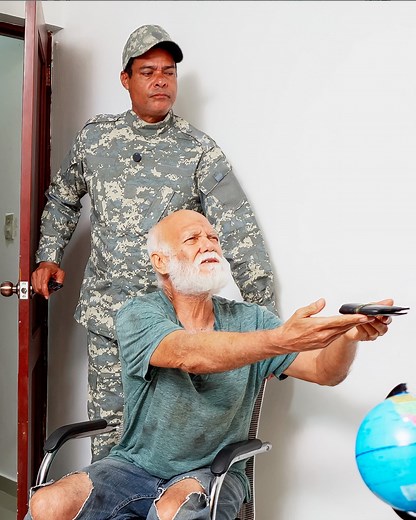 Policía detiene a un anciano sin imaginar que su hijo es el general del ejército. P8 Final | Dulce Lulú