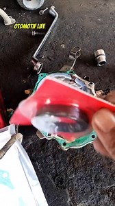 211K views · 2.3K reactions | Tutorial bongkar pasang sil roda belakang matic Scoopy fi #bengkel #sepedamotor #mekanik #otomotif #tutorial | OtomotifLife Channel | Facebook