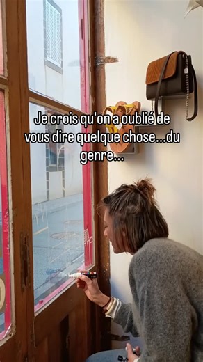 On vous jure que nous ne sommes pas du genre à oublier les choses importantes... Mais nos horaires ? Voilà on vous les donne. Ils vont être écrits , affichés. Impossible à rater 🎄La boutique passe en mode fêtes : ateliers, sacs, coffrets, cadeaux... Et maintenant les horaires !!! 👉 Passez nous voir avant qu'on oublie autre chose...🤣 ✨ Réservez votre atelier ou venez découvrir la collection : on vous attend ! | Cap Pas Cap