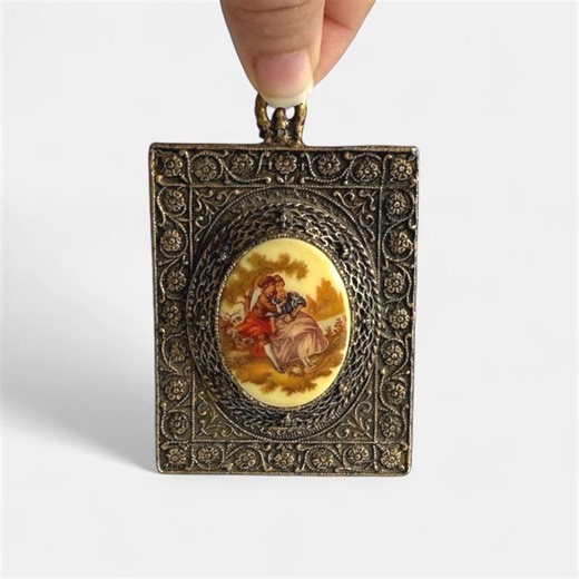 Vintage Victorian Cameo Pendant, Ornate Brass Frame, Romantic Scene - Etsy