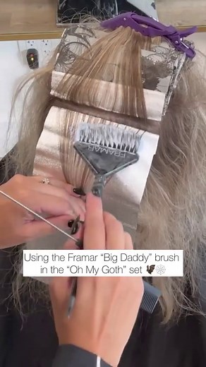 🎥 Mohawk Section Tips These are tips and tricks I use to achieve the best results when foiling the Mohawk section. I hope this helps ❤️ Also how freakin cool is this spooky @framar “oh my goth” set? The foils, the clips, the brush.. giving me all the spooky vibes 🦇🕸️ FORMULA ✨Lift- @joico Blonde Life Lightening Powder and 20vol Blonde Life Coconut Oil Developer -Up to 9 levels of fast-acting lift -Proven to keep blondes bright and on-tone for up to 8 weeks -Healthy-looking results without add