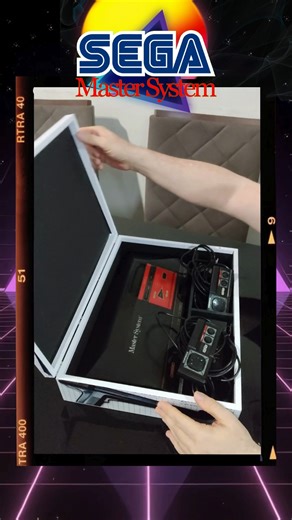 Fabrício Paiva on Instagram: "🎮 Master System: o clássico que marcou gerações Lançado originalmente em 1985 pela Sega, o Master System conquistou seu espaço como um dos consoles mais icônicos da história dos videogames. Enquanto travava uma verdadeira batalha dos 8 bits contra o NES da Nintendo, ele brilhou especialmente em países como Brasil e Europa — e por aqui virou praticamente sinônimo de infância nos anos 80 e 90. No Brasil, o console ganhou vida nova graças à Tectoy, que não só o popula