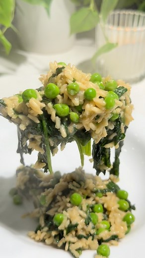 Fluffy brown rice mixed with sweet peas, baby spinach, and parmesan- this is comfort food that still feels light and fresh 💚 Perfect for busy weeknights or meal prep lunches!! ✨ Brown Rice with Spinach and Peas ✨ Ingredients: 1 tsp olive oil 2 tsp unsalted butter 1 medium onion, diced 1 cup quick-cooking brown rice 2 cups low-sodium chicken broth 1 bag baby spinach 1 cup green peas ¼ cup grated parmesan cheese ¼ cup chopped fresh herbs (basil, mint, parsley, or chives) Salt and pepper to taste 