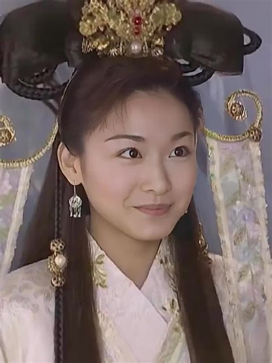 @怀旧明星赏析 她被誉为“古装第一美女”，曾因饰演《风云》里幽若一角爆红，却在时拍戏被男星打成重伤，现今47岁依旧未婚未育犹如少女，还记得她吗？ #你看时间等过谁 #一代人的回忆 #重温经典影视剧片段 #江祖平