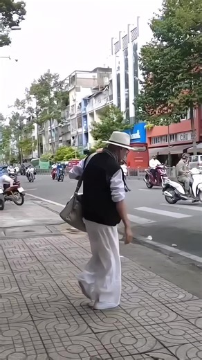 Cưỡi Siêu Xe Dạo Phố Cùng Đặng Lê Nguyên Vũ