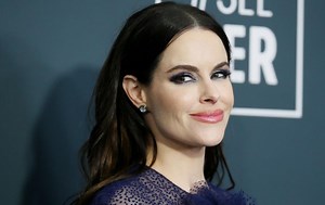 Emily Hampshire says 'Schitt's Creek' helped her come out as pansexual