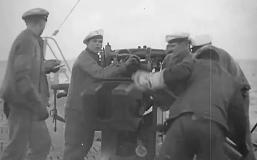 二战德国宣传片显示一艘IX型U型潜艇使用甲板炮对抗盟军船只