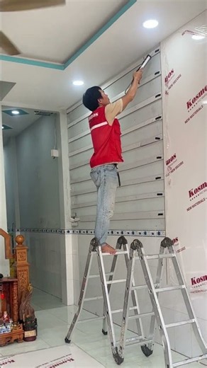 Thi công ốp vách phòng khách bằng tấm Kosmos vân đá