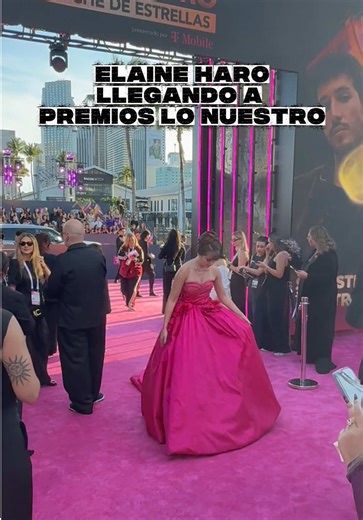 #ElaineAro llegó a #PremiosLoNuestro con un increíble vestido rosa | premio lo nuestro 2o26