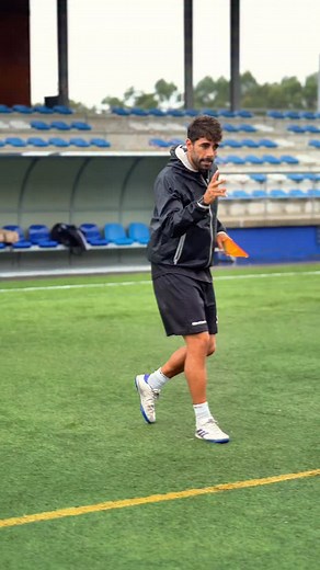 🎯 Orienta o corpo para um bom passe. No futebol, o primeiro toque é muito importante — e a forma como orientas o corpo antes do passe define tudo. Se simplificas… ou se complicas o que era teoricamente fácil. Neste exercício trabalhamos: ✔️ Orientação corporal ✔️ Colocação dos apoios ✔️ Primeiro toque ✔️ Velocidade de decisão/execucão BOOST. | Boost Campus Academy