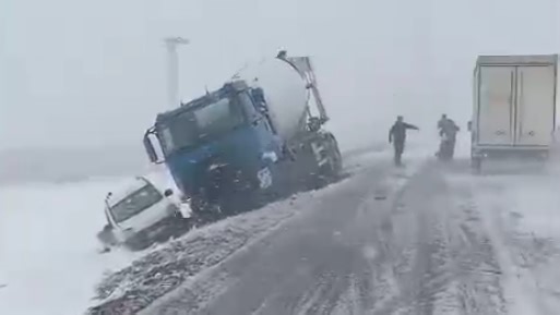 Nurhak’ta zincirleme kaza: 2 araç şarampole uçtu