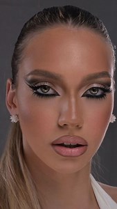 Graphic Glam tutorial with my super beauty @biancaaioana_ 🖤 #makeuptutorial #graphicglammakeup #hermakeup #machiajetimisoara #cursuridemachiajtimisoara #makeupartist #makeuptrainer #graphicmakeup #wingedeyeliner | He.R make-up