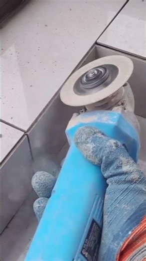 This is an electric grinding machine that is being used to cut the gaps between ceramics.