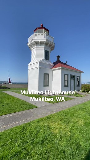 Mukilteo Lighthouse in Mukilteo, WA #lighthouse #mukilteo #mukilteolighthouse #lighthousepark #pnwonderland #pnwwonderland #lighthouselovers #mukilteowa #mountainview #roadtripwashington #pnwliving #mukilteolightstation #washingtonstate | Pinaykano Pinaykano