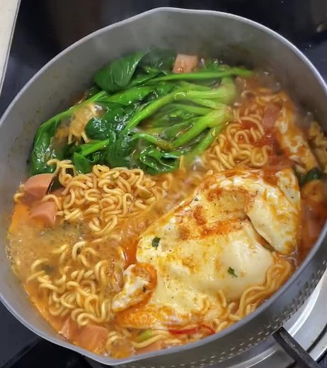 ASMR noodles with egg, sausage, pickled mustard green so yummyyy #homecookingdiary #noodles #xh #congthucnauan #trending #viralvideo #cookwithme #cooking #mealideas #asmr #asmrcooking