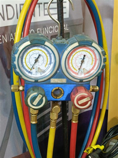 ¿Herramientas o juguetes? La diferencia entre un instalador y un verdadero técnico. ❄️ No te la juegues usando herramientas improvisadas. Una mala pestaña o un vacío mal hecho y el equipo morirá en meses. En este video te revelo el kit indispensable que todo instalador serio debe tener en su maletín para garantizar un trabajo de 10. 🔥 Dale LIKE si ya tienes alguna de estas en tu arsenal. 🚀 SÍGUEME para aprender a usarlas como un experto. 🎓 ¡EL MOMENTO ES AHORA! El mercado de la refrigeración 