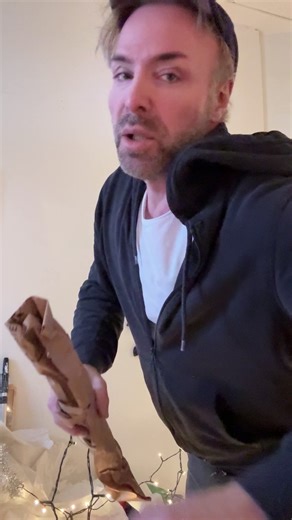 STORAGE OF STRING LIGHTS To make it as easy as possible, take out the string lights and get them up. Roll them around a newspaper or a paper bag, and wrap the lights around it. That way they’re easy to put up and easy to take down OPPBEVARING AV LYSSLINGER For å gjøre det så enkelt som mulig, ta frem lysslyngene og klargjør dem. Rull dem rundt en avis eller en papirpose, og surr lyset rundt. Da er de enkle å henge opp ,-og like enkle å ta ned igjen. #oppbevaring #lysslynger #enkeltips #praktisk 