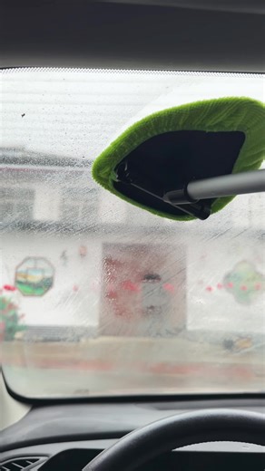 Effortless Windshield Cleaning with This Amazing Tool