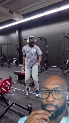 Deadlifting strong is one thing… staying standing is another 😭💪 When you go too heavy without bracing your core or breathing right, your body shuts down for a second — BOOM! Legs gone! Here’s why it happens: 👉Not bracing the core 👉Holding your breath too long 👉 No blood flow → dizziness 👉Too heavy too fast 👉Bad foot stability Deadlift safe, lift smart, stay standing 😅🔥 #GymFails #DeadliftFail #GymLife #FitnessTips #Donrockfit #LiftSafe #GymHumor #DeadliftForm #WorkoutMistakes #LearnAndL