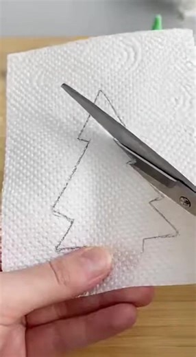 Want to grow your own evergreen tree in just a few hours? 🌲💧 Check out this simple yet mind-blowing experiment! All it takes is a paper towel, some salt water, and a drop of food coloring. Watch as the liquid defies gravity, climbing the fibers to create these gorgeous, icy needles. ❄️✨ It’s the perfect weekend project for the curious minds in your house! 🧪👩‍🔬 | Prime Recipes