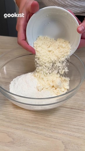 You can’t stop at one! 😋 These Parmesan cookies are the perfect quick idea for a tasty and irresistible appetizer 👇🧀✨ 🧂 INGREDIENTS 125 g flour 🌾 70 g butter 🧈 20 g ricotta 🧺 100 g Parmesan cheese 🧀 Fresh sage 🌿 Rosemary 🌿 Thyme 🌿 👩‍🍳 METHOD 1️⃣ Mix together the flour, Parmesan cheese, ricotta, butter, salt, pepper, and herbs. Knead by hand until you get a compact, smooth dough. 2️⃣ Roll it out with a rolling pin and cut out your favorite shapes 🍪 3️⃣ Bake on a parchment-lined tray