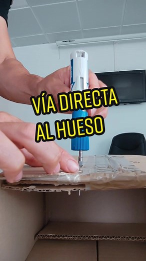 Vía intraosea directa al hueso, una alternativa a la canalización venosa cuando esta es difícil y que te puede salvar la vida. Solo utilizada por personal médico entrenado. . #emergencias #urgencia #viaintraosea #rescate #materialmedico #salvarvidas #rcp #tutorial #unboxing