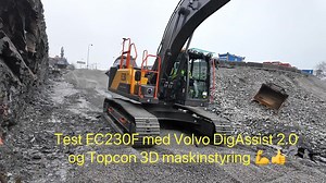 EC230F 💪 Solid test av maskin og maskinstyring hos Stangeland Maskin og Risa Volvo ruller nå ut F-modeller gravemaskiner, og alle har DigAssist 2.0 integrert med vekt. Elektroniske spaker, mange justeringsmuligheter på hydraulikken - dette er virkelig enda et nivå opp i klasse 20-25 tonn maskin. Enkel oppgradering til 3D maskinstyring fra Topcon, med kjapp support fra Blinken. Og om det fungerer? You bet! | Volvo Maskin