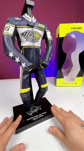 Novità MicroArt Racing Riproduzione Scala 1:4 Tuta ValentinoRossi VR46 Limitata