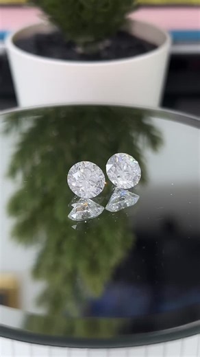 Silom Diamond on Instagram: "”เพราะความรักคู่ควรที่จะเปล่งประกาย ✨ เลือกของขวัญที่ทำให้หัวใจเต้นระรัวในวันวาเลนไทน์นี้ ❤️“ เพชรแท้น้ำ100 เม็ดละ2กะรัต จับคู่ทำต่างหูหรือแหวนคู่ก็ดีค่ะ ราคาสุดคุ้ม💎 GIA Certificate -49% 2.00 D I1 3ex none 2.02 D I1 3ex none พิเศษ 51x,xxx-/คู่ (จากราคาปกติ 1ลบ.) 👀 ดูรูป หรือวิดีโอเพิ่มเติมทัก Inbox จ้า 💍สอบถามปรึกษาทำตัวเรือนได้ค่ะ 😍 ช่องทางการติดต่อ👇🏻 ไลน์ ID : silomdiamonds Instagram : https://instagram.com/silomdiamond?r=nametag โทร 📲 085-9201091 #เพชรแท้ 