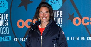Alessandra Sublet canon jambes nues : elle dévoile aussi un carré court aux superbes reflets