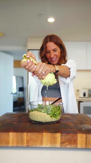 Une recette de Taboulé au Quinoa facile à réaliser ! 😋🍅🌿 Ce plat vibrant est un mélange parfait de quinoa moelleux, de persil frais, de céleri croquant et d’une vinaigrette citronnée pleine de pep’s. C’est le choix idéal pour un repas léger et sain lors d’une journée chargée. Pour découvrir nos recettes Gogo Quinoa, rendez-vous sur le lien dans notre bio. A Quinoa Taboulé recipe that’s a breeze to make! 😋🍅🌿 This vibrant dish is a perfect blend of fluffy quinoa, fresh parsley, crisp celery,