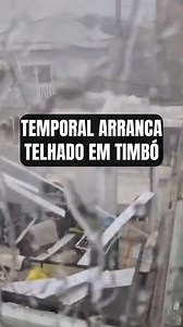 #TIMBO | TEMPORAL ARRANCA TELHADO EM TIMBÓ Nesta quinta-feira (27), um temporal atingiu a região de Timbó. E uma residência teve o telhado arrancado. De acordo com as informações, o fato aconteceu na Rua Bolívia, no Centro de Timbó. 📸 Registrou algo? Mande para nós! Whatsapp (47) 991692544 🔶 Redação Misturebas News Siga: @misturebasreserva | Portal Misturebas