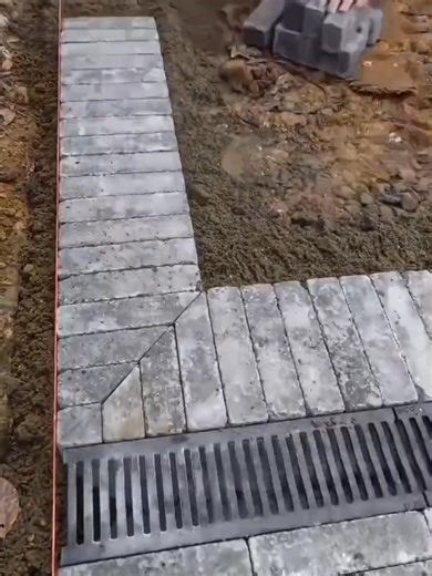 Recommended 6 Commonly Used Paving Materials for Gardens Granite: It's ubiquitous in gardens: paving, stairs, stepping stones, feature walls, flower beds, fountains, bridges, railings, and more. It's the most commonly used stone. Its high hardness, density, and wear-resistant surface reduce the potential for dirt and grime to harbor. Experiments have shown that granite has the best resistance to bacterial regeneration among all materials suitable for outdoor flooring. Quartz tiles are made from 