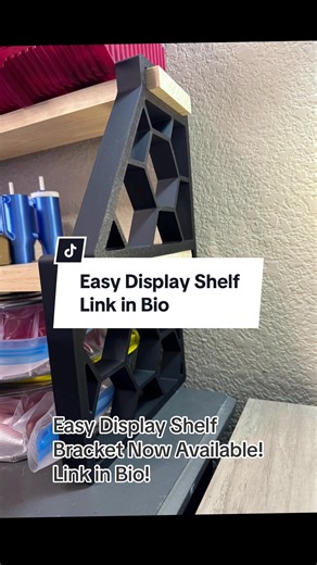 3D Printed Display Shelf Bracket, the ultimate solution for displaying your items at vendor markets, organizing your space in your workshop or home office! #radioactiveprints #linkinbio #3dprinting #smallbusiness #womanownedsmallbusiness #vendorevent #displayshelf #vendormarket #vendormarketdisplays #vendormarketsetup #perfectdisplays
