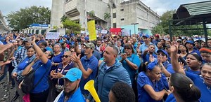 Profesores de la ADP de Santiago realizan protesta frente a la regional de Educación
