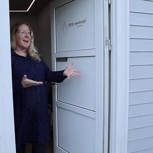 Vil du gerne føle dig godt tilpas? 😊 Hvis du har brug for en hjælpende hånd til at komme nogle af dine udfordringer i dagligdagen til livs, så er jeg klar til at hjælpe dig 🙌 Jeg tilbyder flere forskellige behandlinger i min klinik, som bl.a. kan hjælpe med at: ✨ Afhjælpe stress ✨ Reducere smerter ✨ Øge dit generelle velvære Jeg ser frem til at give dig en behagelig behandling i klinikken 🤗 📅 Book din tid nu og mærk forskellen! | TRYK zoneterapi