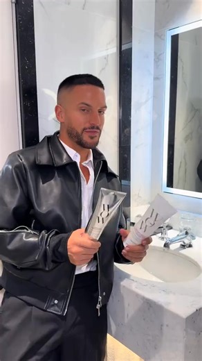 New year hair reset, done right ✅ A stylist-approved routine for cleaner colour, smoother texture, and less frizz—starting with the right wash and finishing with Dreaming. | Color Wow